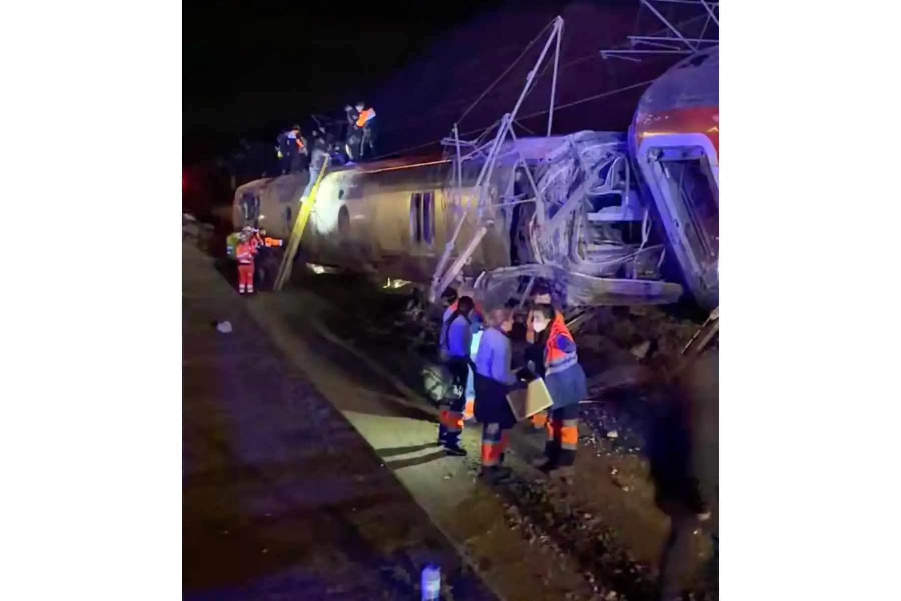 Captura de video tomada de imágenes de UGC publicadas en redes sociales y verificadas por equipos de AFPTV en Madrid, muestra al personal de emergencia trabajando después de un accidente de tren en Adamuz, sur de España.
Al menos 21 personas murieron en un accidente de tren cerca de Adamuz, en la provincia española de Córdoba (sur), cuando un tren descarriló y colisionó con otro convoy que viajaba en la vía opuesta. 
Foto: AFP