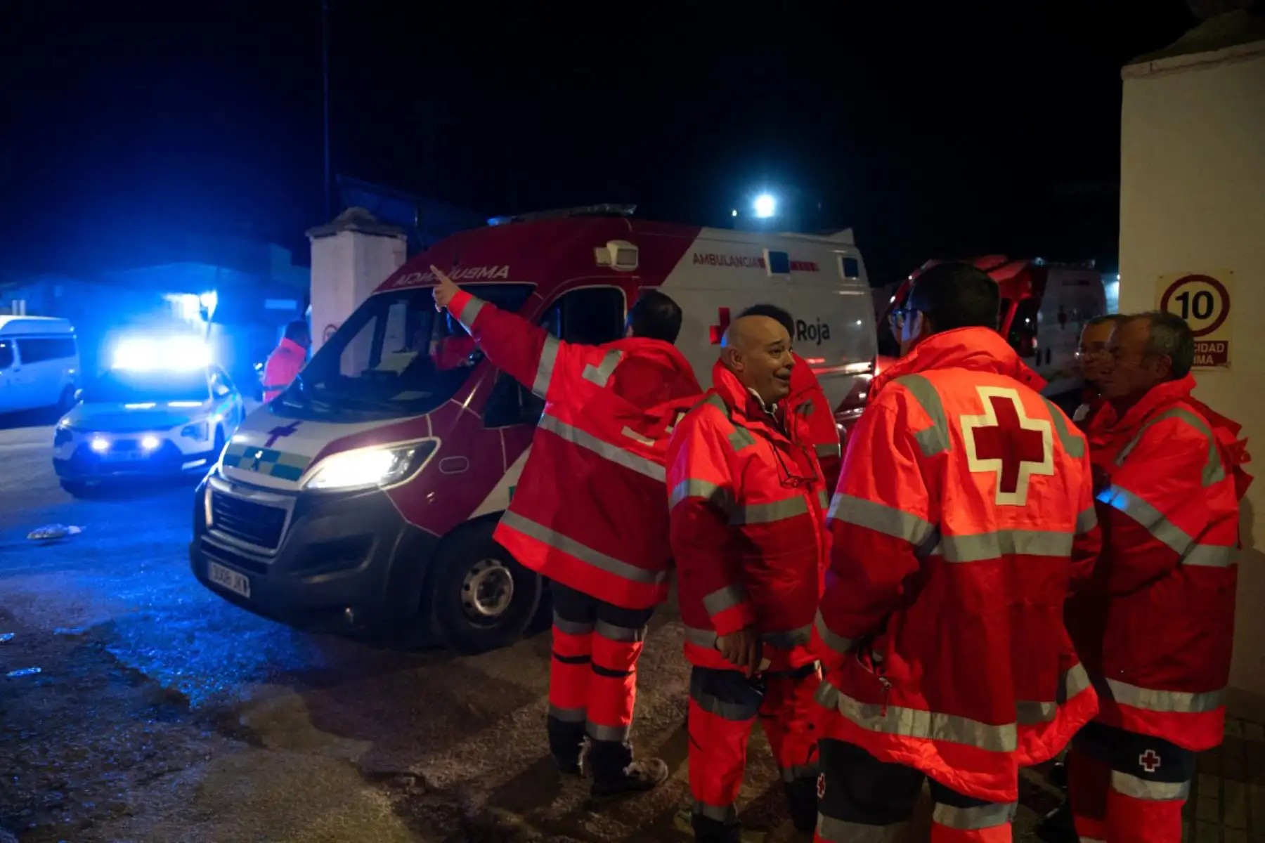 Miembros de la Cruz Roja trabajan tras un accidente de tren en Adamuz, sur de España, tras una colisión entre dos trenes de alta velocidad en la región sur de Andalucía que mató a 21 personas e hirió a más de 70 heridos. 
Foto: AFP