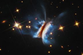 El sistema, denominado IRAS 23077+6707 y apodado informalmente como “Chivito de Drácula”, se encuentra a unos 1.000 años luz de la Tierra y abarca más de 644.000 millones de kilómetros, equivalente a 40 veces el diámetro del sistema solar, Foto : NASA