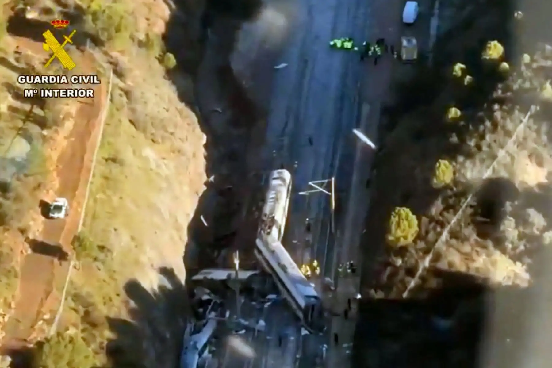 El accidente ocurrió el domingo por la noche cuando un tren operado por la compañía ferroviaria Iryo, que viajaba de Málaga a Madrid, descarriló cerca de Adamuz, cruzando a la otra vía, donde chocó contra un tren que se aproximaba, que también descarriló.
 Foto: AFP