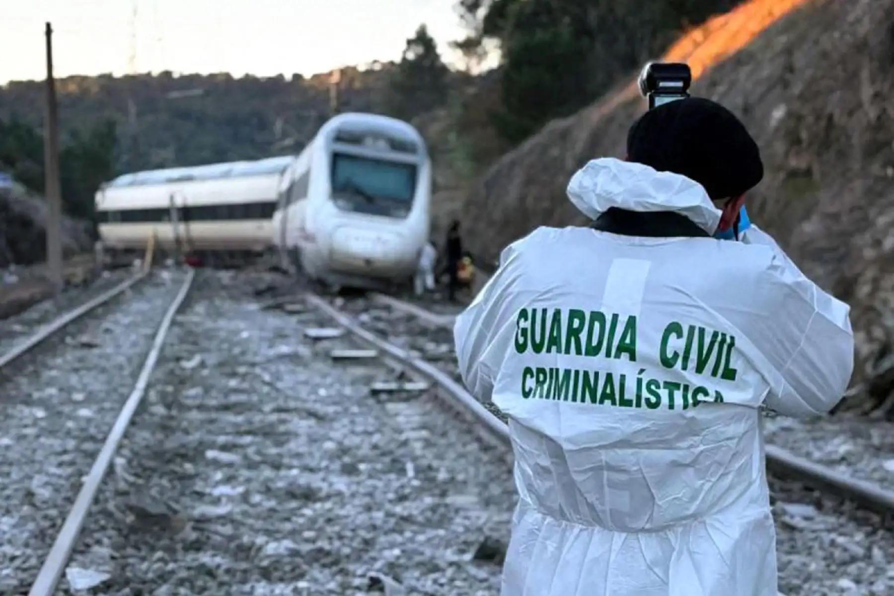 En esta fotografía tomada y difundida el 19 de enero de 2026 por la Guardia Civil de España se investiga el lugar donde un tren de alta velocidad Iryo descarriló y fue golpeado por otro tren Foto: AFP