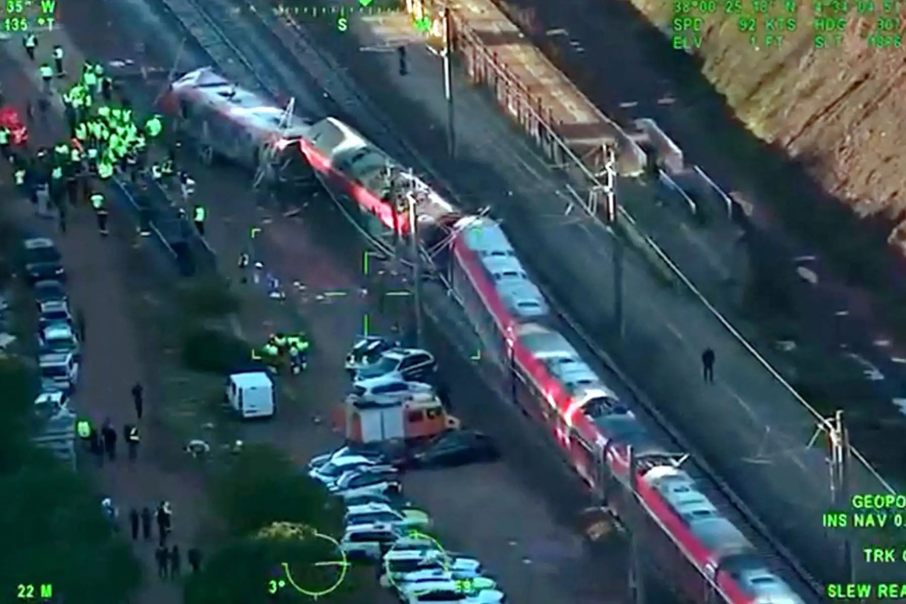 El accidente ocurrió el domingo por la noche cuando un tren operado por la compañía ferroviaria Iryo, que viajaba de Málaga a Madrid, descarriló cerca de Adamuz, cruzando a la otra vía, donde chocó contra un tren que se aproximaba, que también descarriló.
Foto:AFP