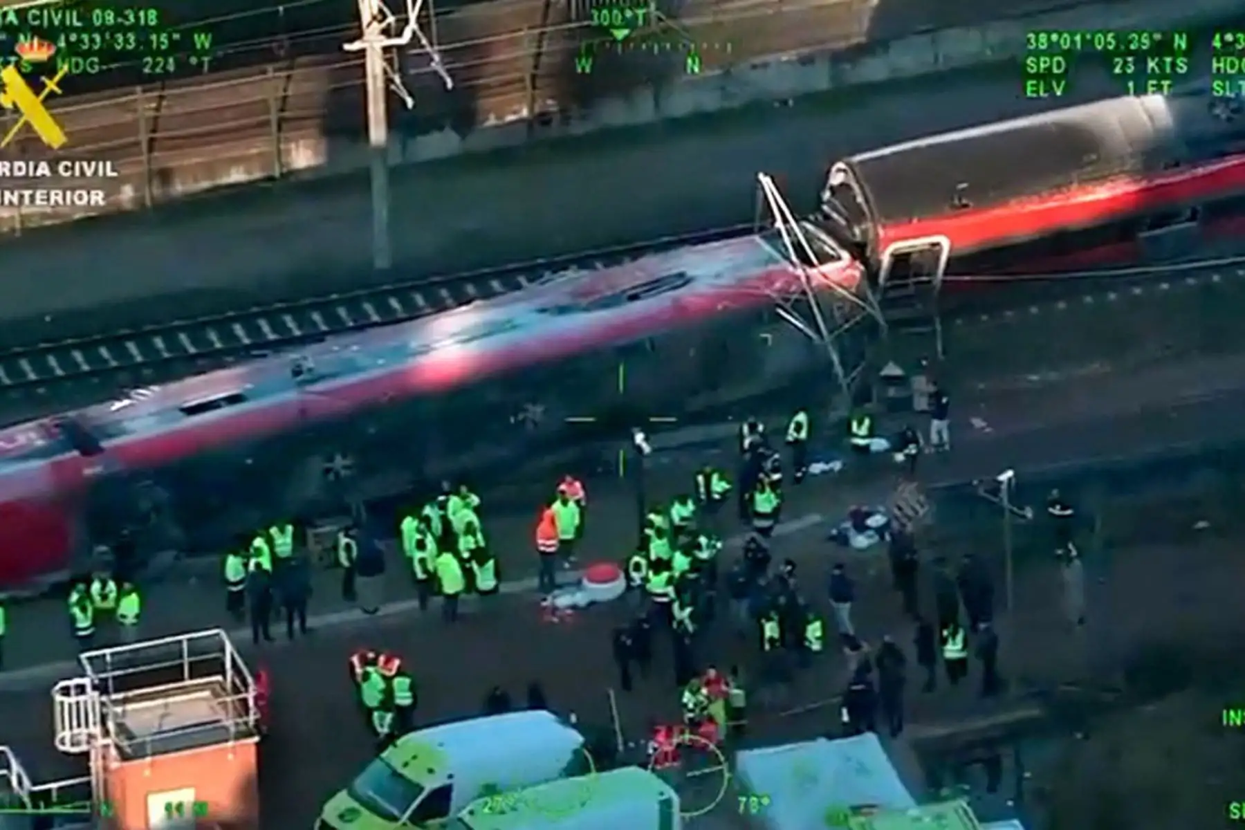 En esta imagen fija de un vídeo tomado y publicado el 19 de enero de 2026 por la Guardia Civil, se ve a los equipos de emergencia en el lugar donde un tren de alta velocidad Iryo descarriló y fue impactado por otro tren, mientras continúan las labores de rescate en Adamuz, sur de España, el 19 de enero de 2026. Foto:  AFP