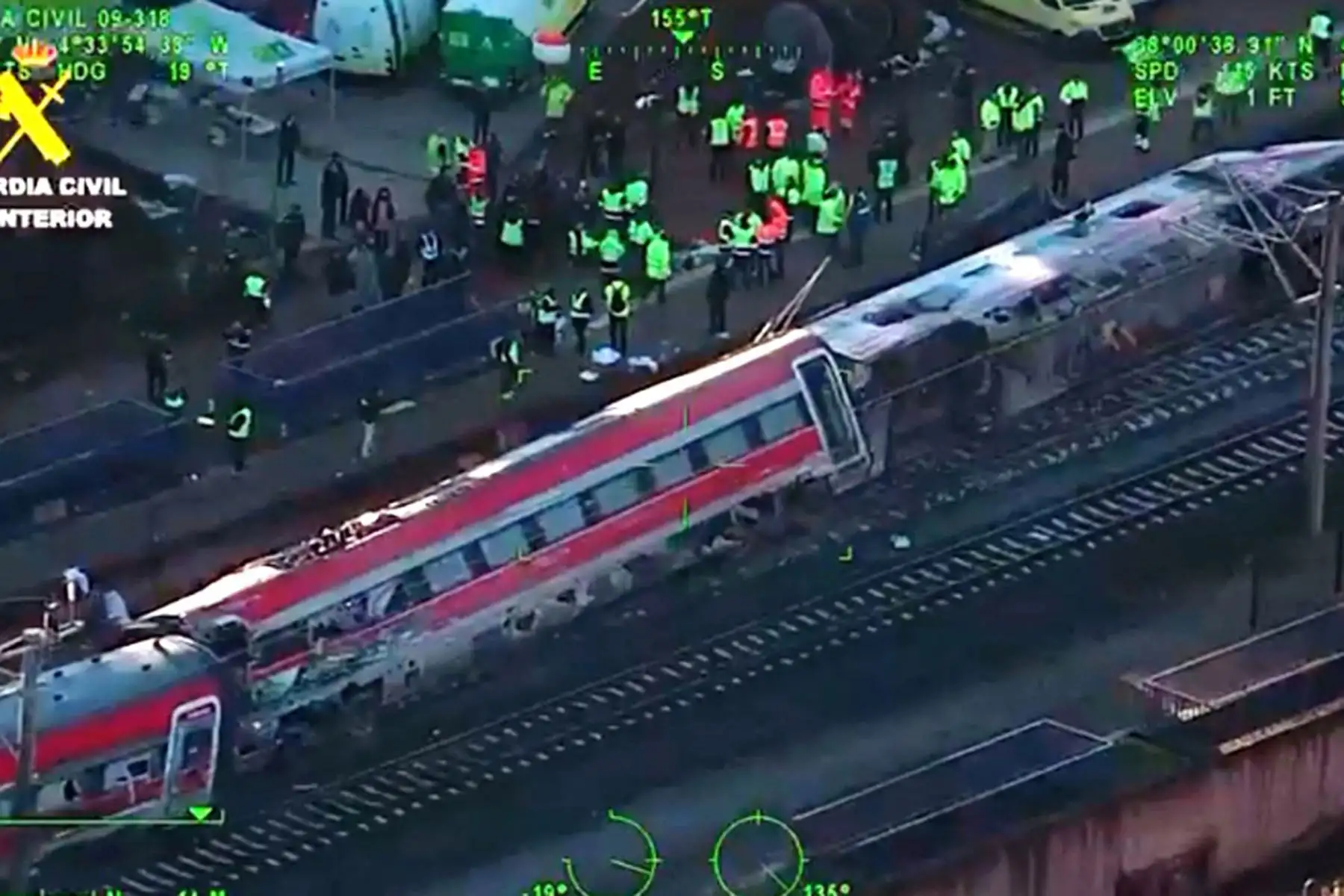 El accidente ocurrió el domingo por la noche cuando un tren operado por la compañía ferroviaria Iryo, que viajaba de Málaga a Madrid, descarriló cerca de Adamuz, cruzando a la otra vía, donde chocó contra un tren que se aproximaba, que también descarriló.
Foto:AFP