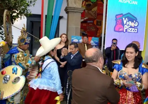 La Municipalidad Provincial de Cajamarca, organizadora del tradicional carnaval, presentó el fin de semana el afiche, el programa de actividades y la canción oficial de esta colorida fiesta popular denominada “Carnaval para Siempre”. ANDINA/Difusión