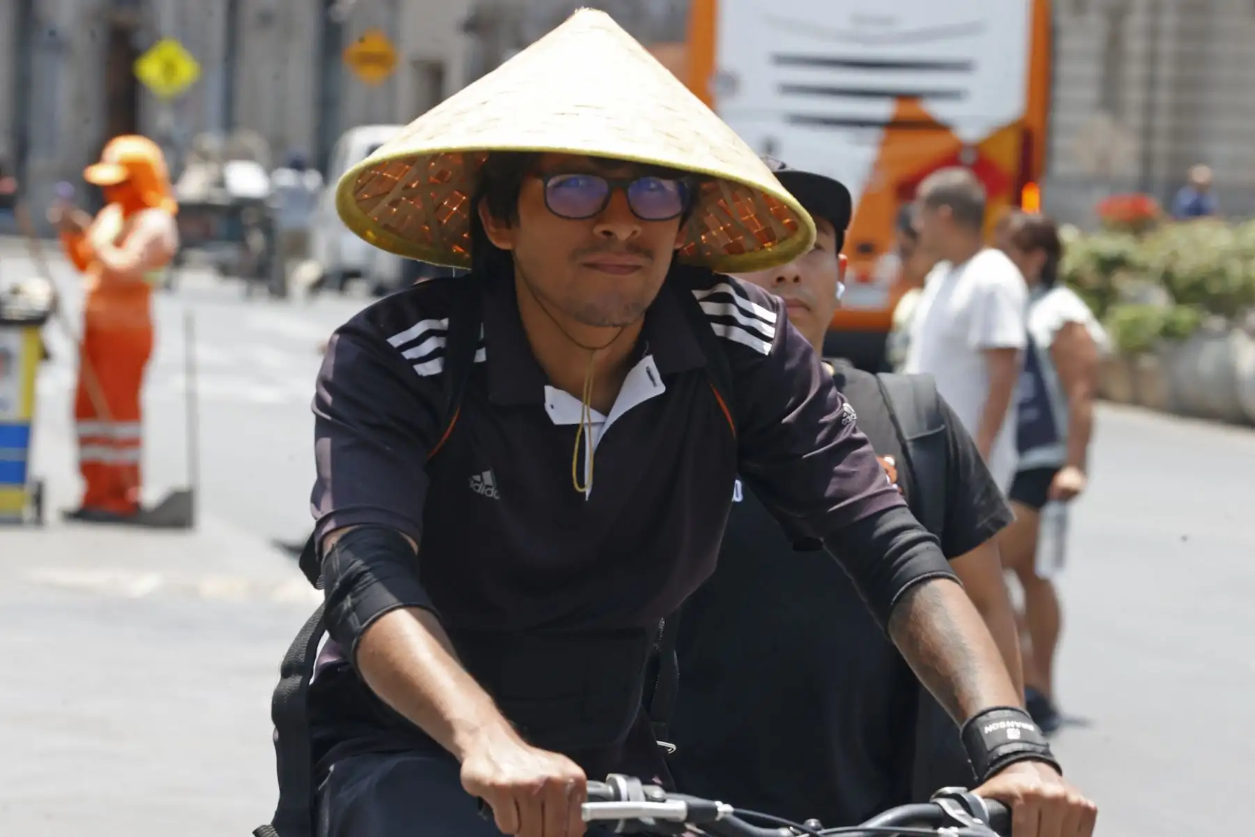 El uso de protector solar, ropa ligera, sombreros y consumo frecuente de líquidos es clave para prevenir golpes de calor y deshidratación. Foto: ANDINA/Vidal Tarqui
