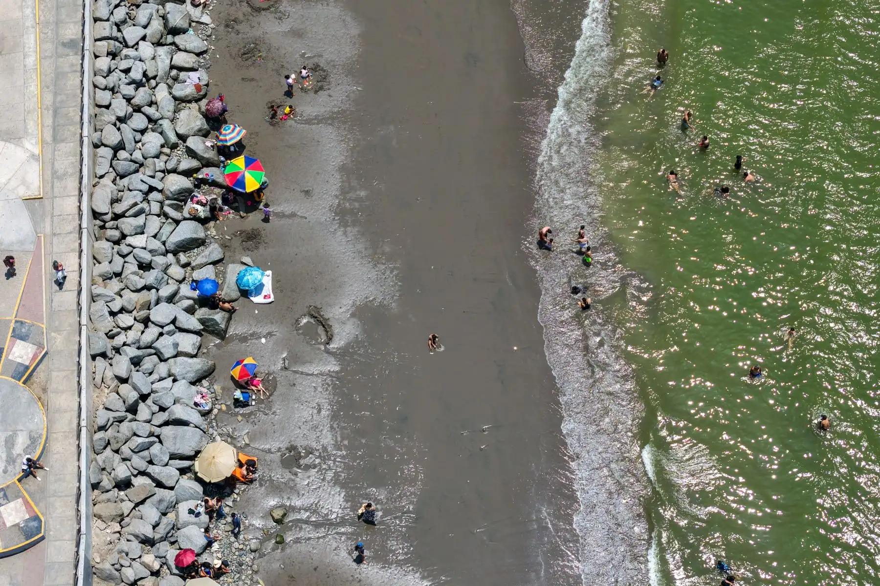 Personas adultas mayores, niños y quienes realizan labores al aire libre deben extremar medidas de cuidado ante las altas temperaturas. Foto: ANDINA/Ricardo Cuba