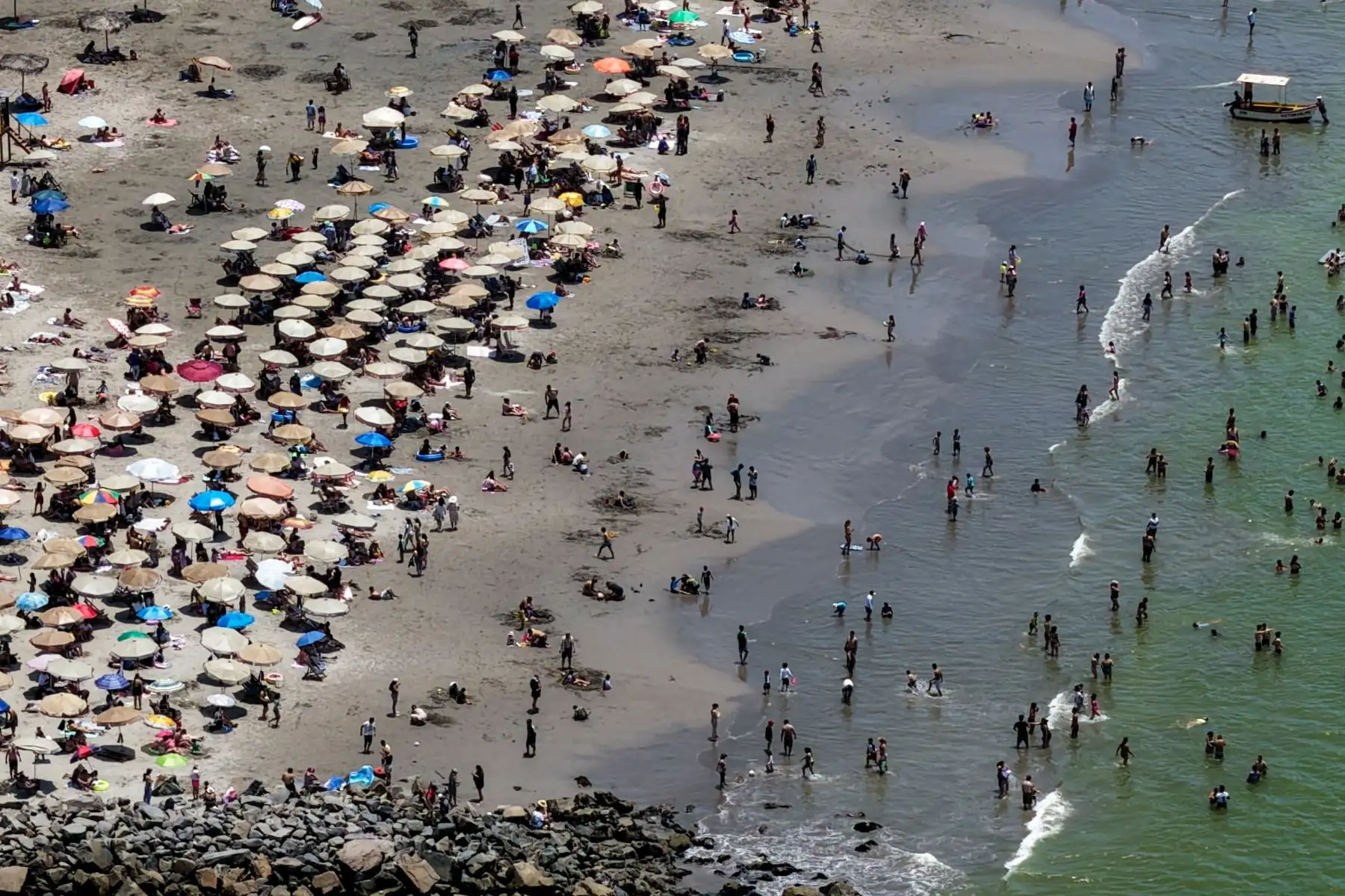 Según Senamhi, este comportamiento térmico está asociado a condiciones atmosféricas y oceánicas que favorecen mayor radiación solar en la franja costera. Foto: ANDINA/Ricardo Cuba