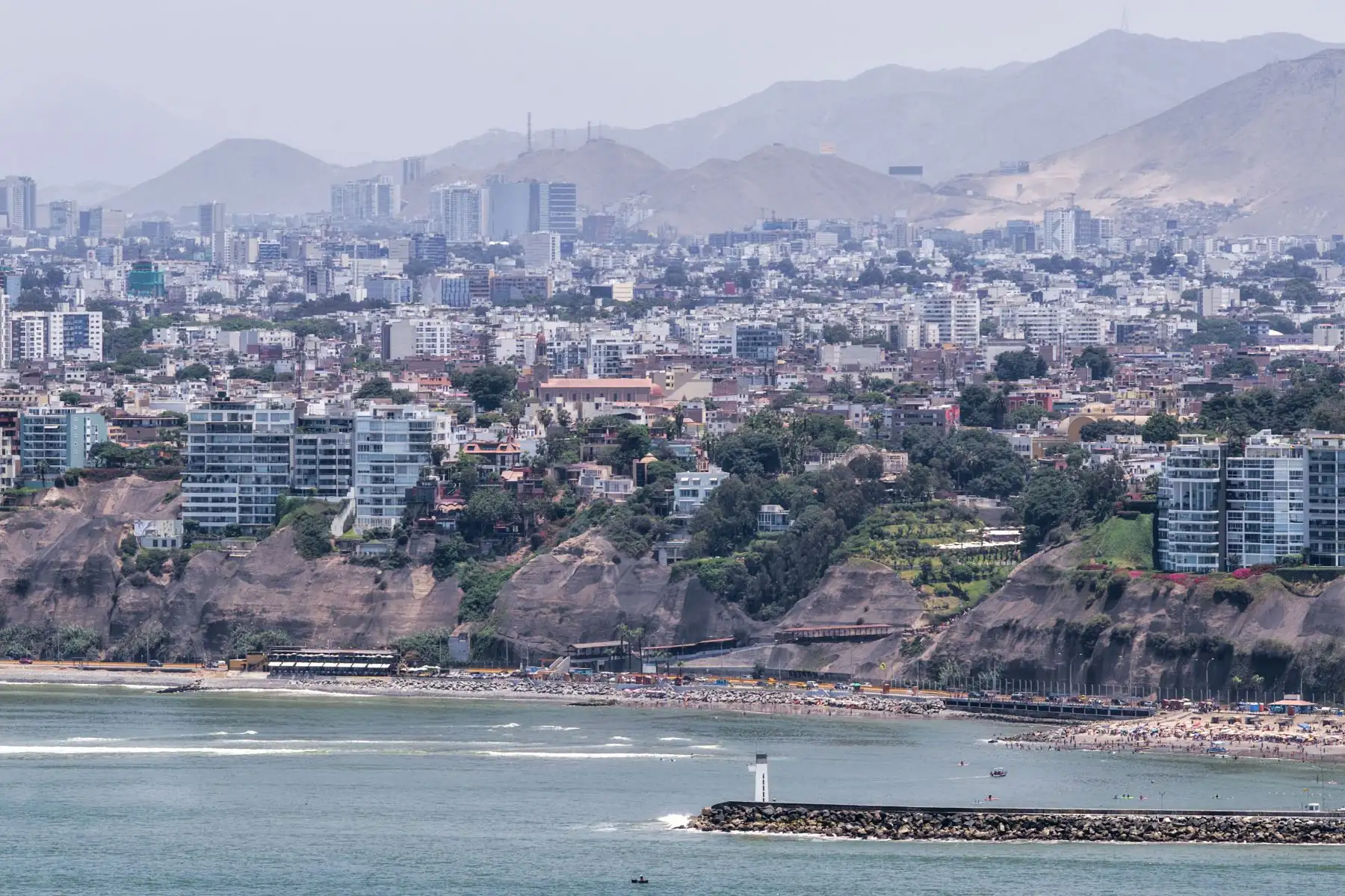 Las autoridades recomiendan evitar la exposición prolongada al sol entre las 10:00 a. m. y 4:00 p. m., periodo de mayor radiación. Foto: ANDINA/Ricardo Cuba