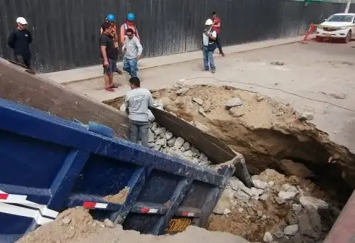 Un pesado camión, cargado de rocas, se hundió en la avenida Nicolás de Piérola, en la ciudad de Trujillo, y dejó un gran forado en la pista. ANDINA/Difusión