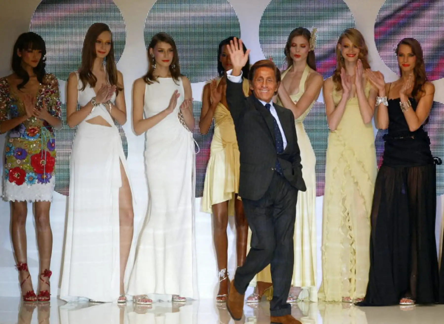 Recordado como un creador obsesionado con la perfección, Valentino afirmó que solo le interesaban “las cosas bonitas”, una filosofía que lo convirtió en un referente eterno de la elegancia y el glamour. Foto: AFP