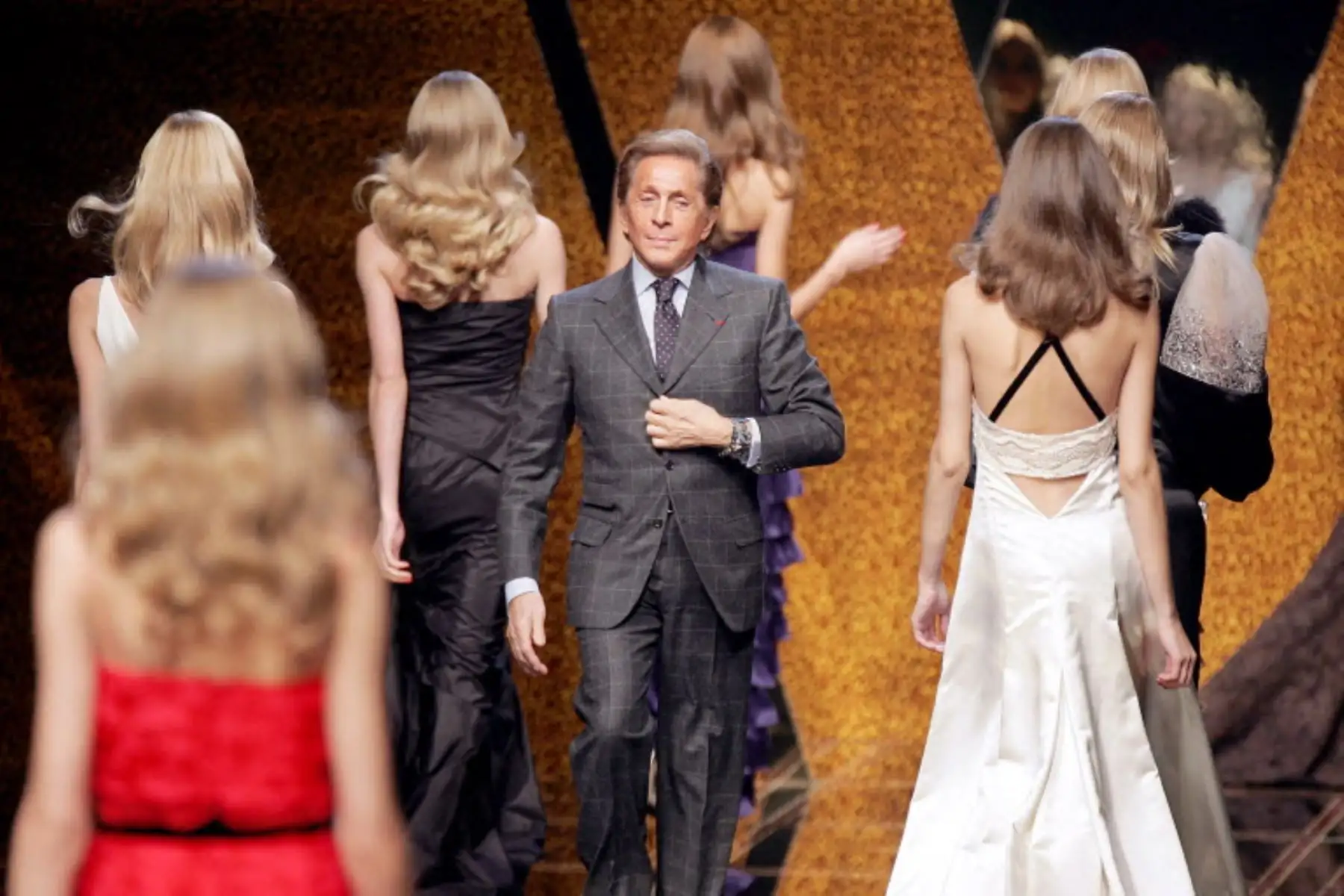 En 2008, tras presentar su última colección en París, Valentino se retiró de las pasarelas, cerrando una etapa histórica en la moda contemporánea con un desfile que celebró su legado. Foto: AFP