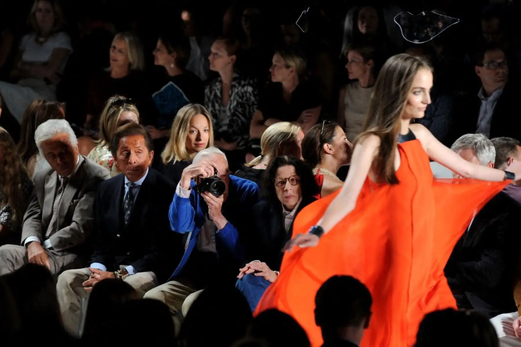 El intenso “rojo Valentino” se convirtió en su sello más reconocible, símbolo de sofisticación y sensualidad, presente desde sus primeras colecciones y adoptado por celebridades y casas reales de todo el mundo. Foto: AFP