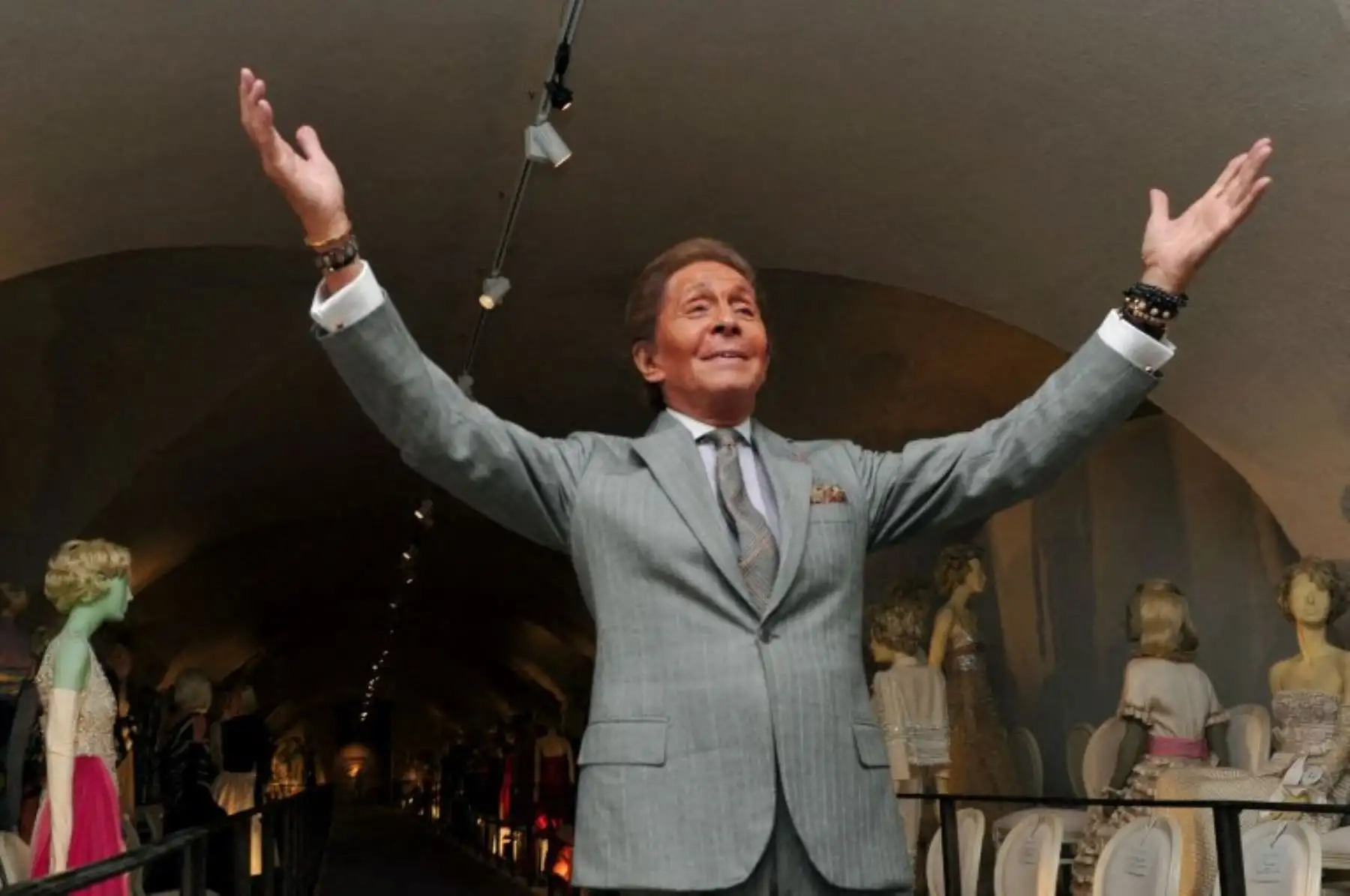 En 1960 fundó su casa de moda en Roma, ciudad que en aquella época vivía una edad dorada del cine y la cultura, convirtiéndose en el escenario ideal para el ascenso de su imperio creativo. Foto: AFP