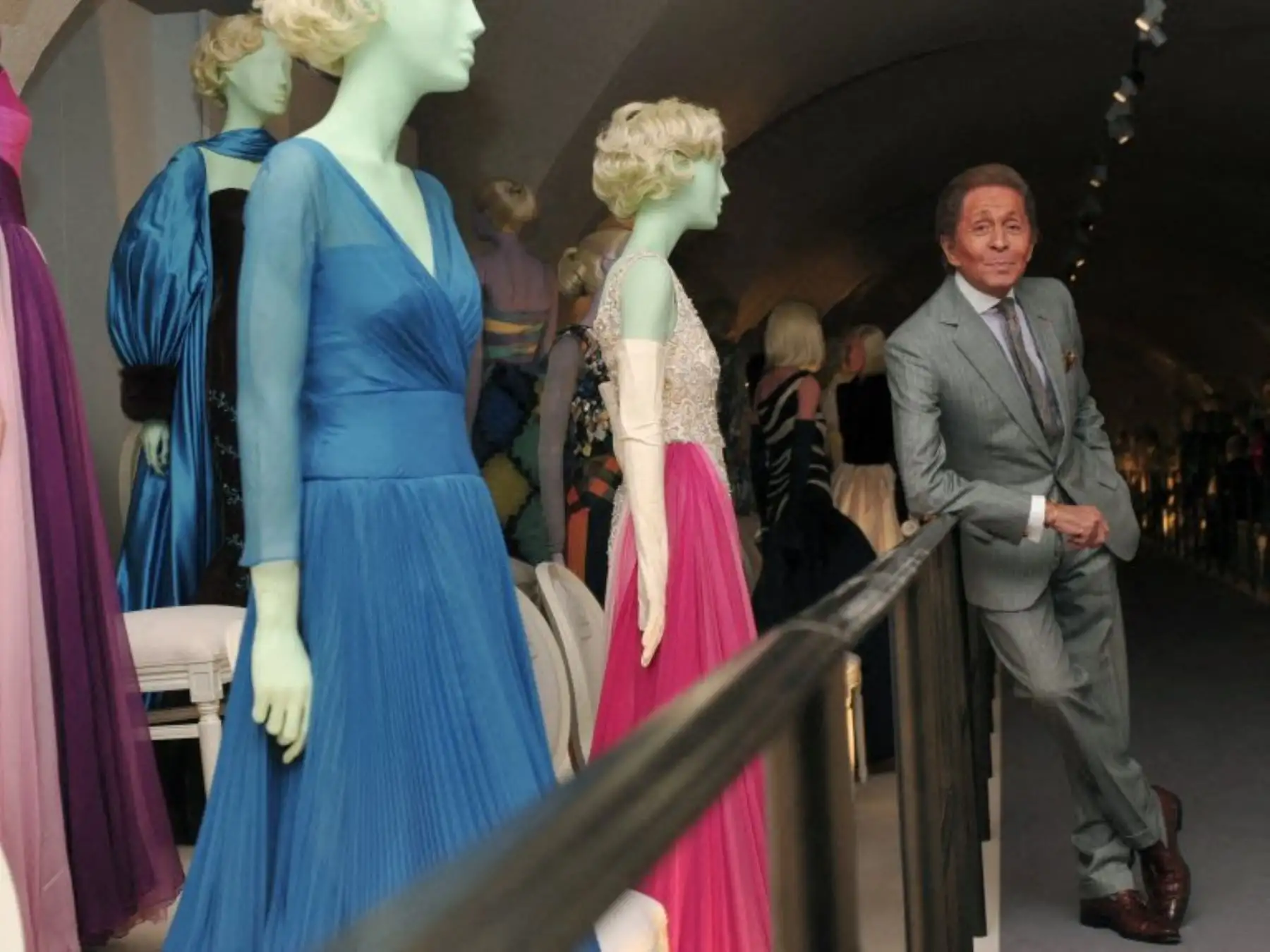Nacido en 1932 en Voghera, Italia, Valentino descubrió desde niño su pasión por la moda, formándose en París, donde absorbió la influencia del haute couture francés que marcaría profundamente su estilo refinado y atemporal. Foto: AFP