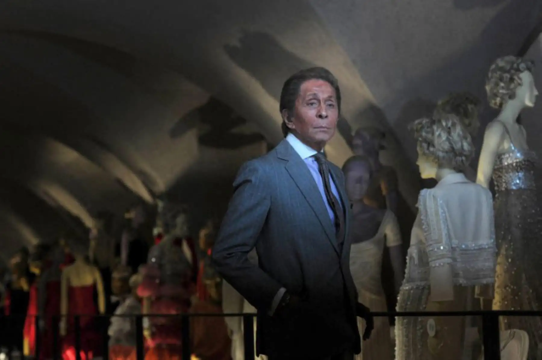 El diseñador italiano Valentino Garavani falleció a los 93 años en Roma, dejando un legado que marcó la historia de la moda mundial. Creador del emblemático “rojo Valentino”, vistió durante casi cinco décadas a íconos como Jackie Kennedy, Audrey Hepburn y la princesa Diana. Apodado como “El último emperador de la moda", persiguió la belleza y el glamour hasta el final de su vida. Foto: AFP