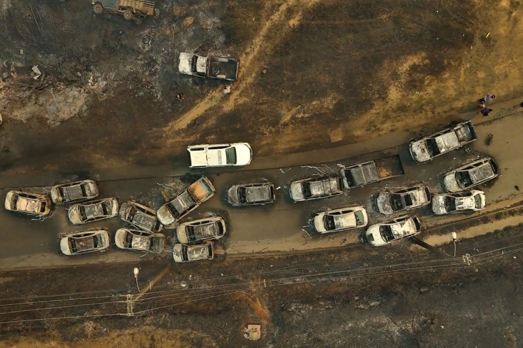 Militares y fuerzas de seguridad resguardan sectores completamente arrasados por el fuego, donde calles, vehículos y viviendas quedaron reducidos a escombros, mientras se restringe el acceso para facilitar las labores de control y evaluación de daños. Foto: AFP