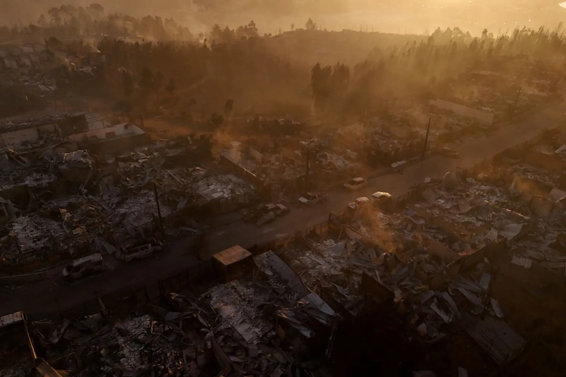 Vecinos afectados regresan de forma progresiva a las zonas incendiadas para retirar escombros y evaluar pérdidas, en medio de un panorama de devastación que ha alterado por completo la vida de comunidades enteras del sur de Chile. Foto: AFP