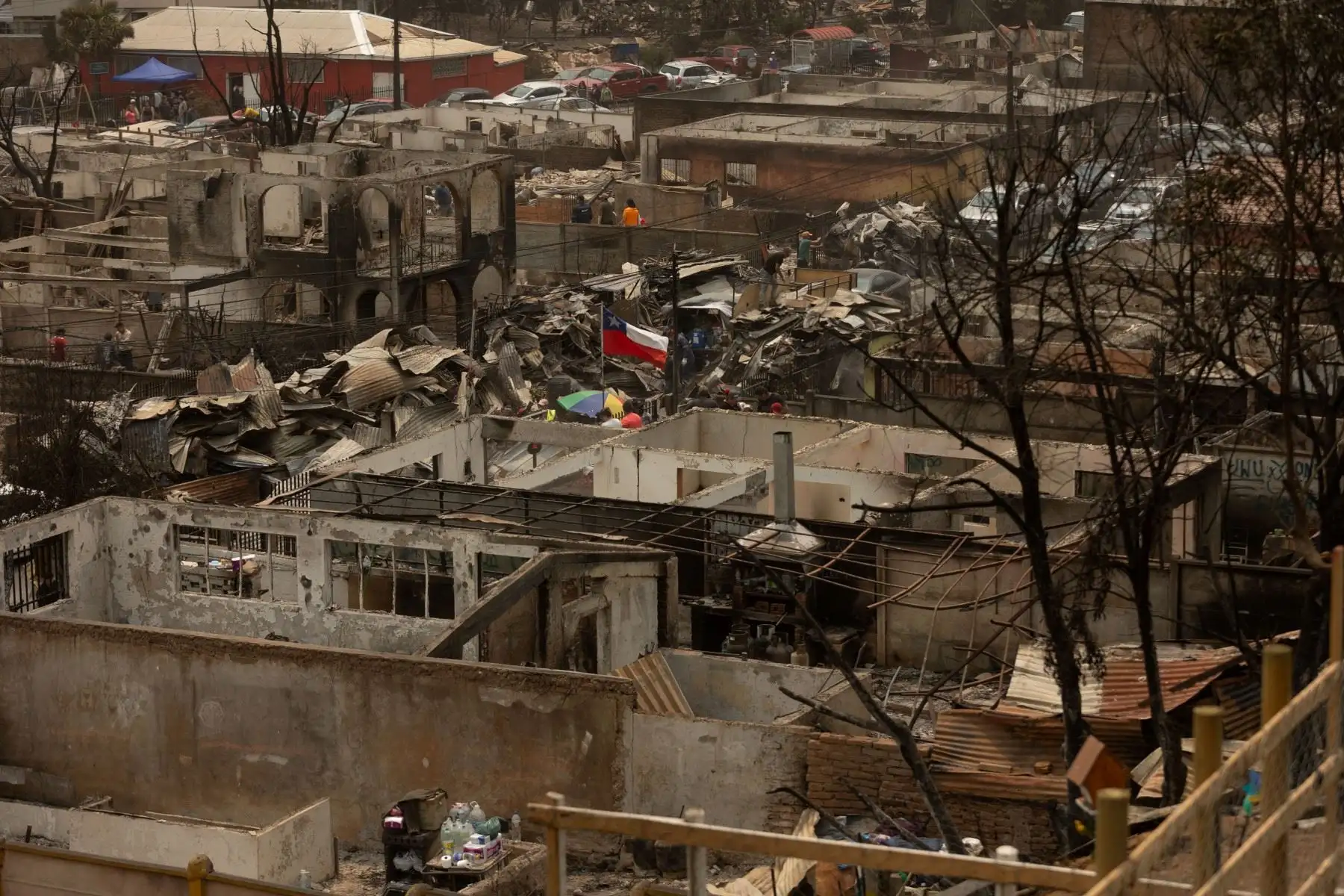 En algunas regiones del sur chileno se registraron temperaturas consideradas sin precedentes, que alcanzaron hasta los 41 grados Celsius en jornadas previas, un factor que complicó el trabajo de los brigadistas y favoreció la expansión del fuego. Foto: AFP