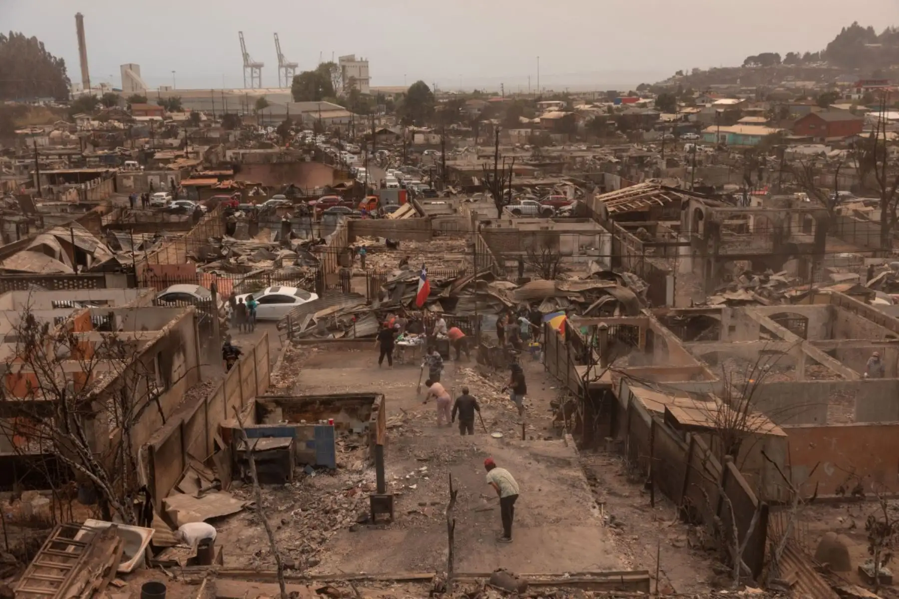 El gobierno chileno anunció que las labores de emergencia continuarán mientras se prepara un plan de reconstrucción para las zonas afectadas, proceso que deberá enfrentar la próxima administración ante la magnitud de los daños humanos, ambientales y materiales ocasionados por los incendios. Foto: AFP