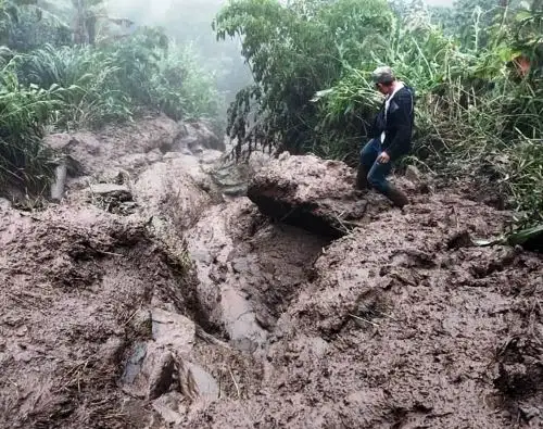 La temporada de lluvias en Cajamarca cobró sus primeras víctimas en lo que va del año. Dos personas fallecieron y una resultó herida tras ser arrastradas por un huaico cuando se desplazaban en una motocicleta en el sector Balzal, distrito de Namballe, provincia de San Ignacio. ANDINA/Difusión
