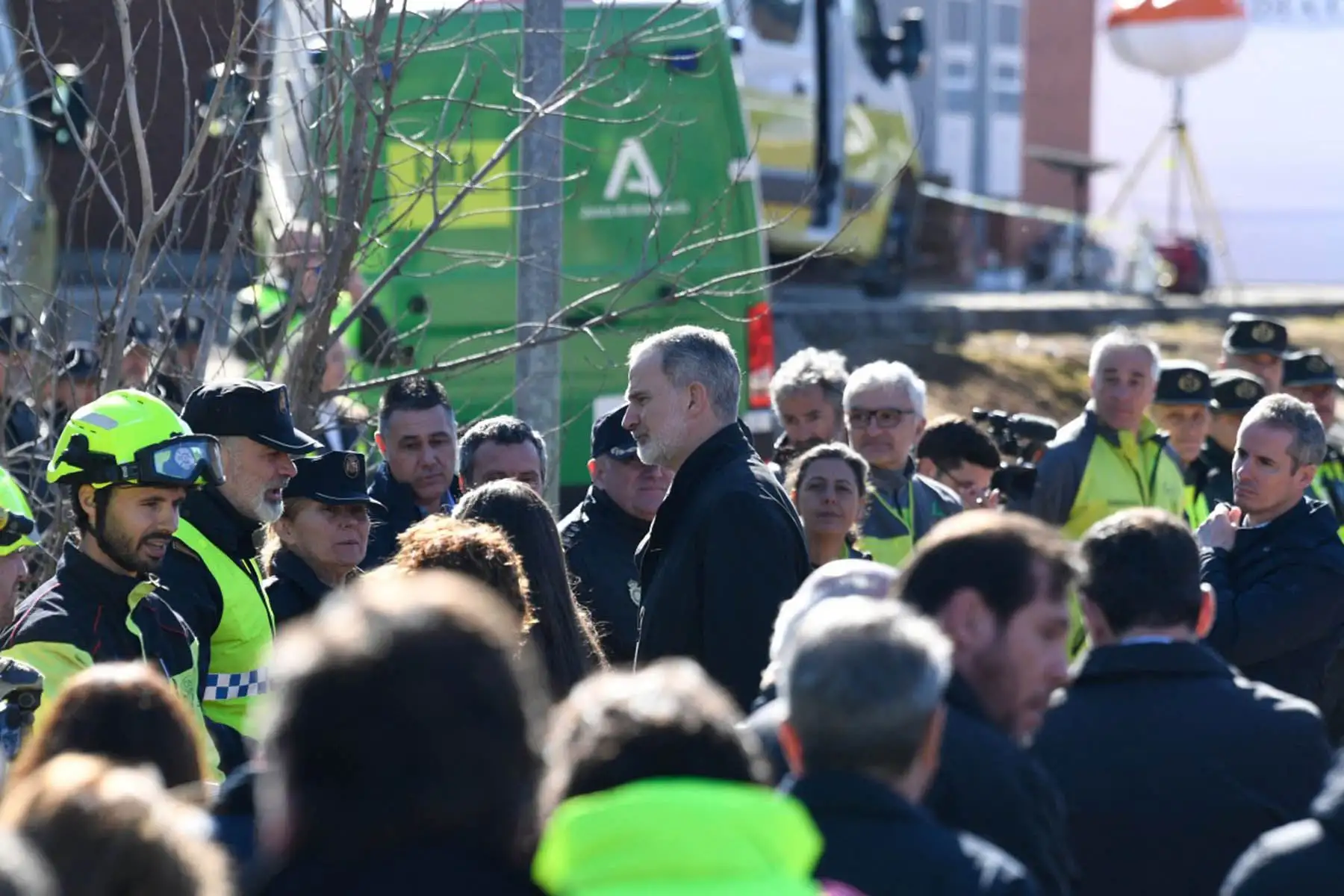 El Rey Felipe VI y la Reina Letizia se reúnen con los servicios de emergencia en el lugar de la colisión de trenes de alta velocidad que causó al menos 41 muertos, en Adamuz, sur de España. Foto: AFP