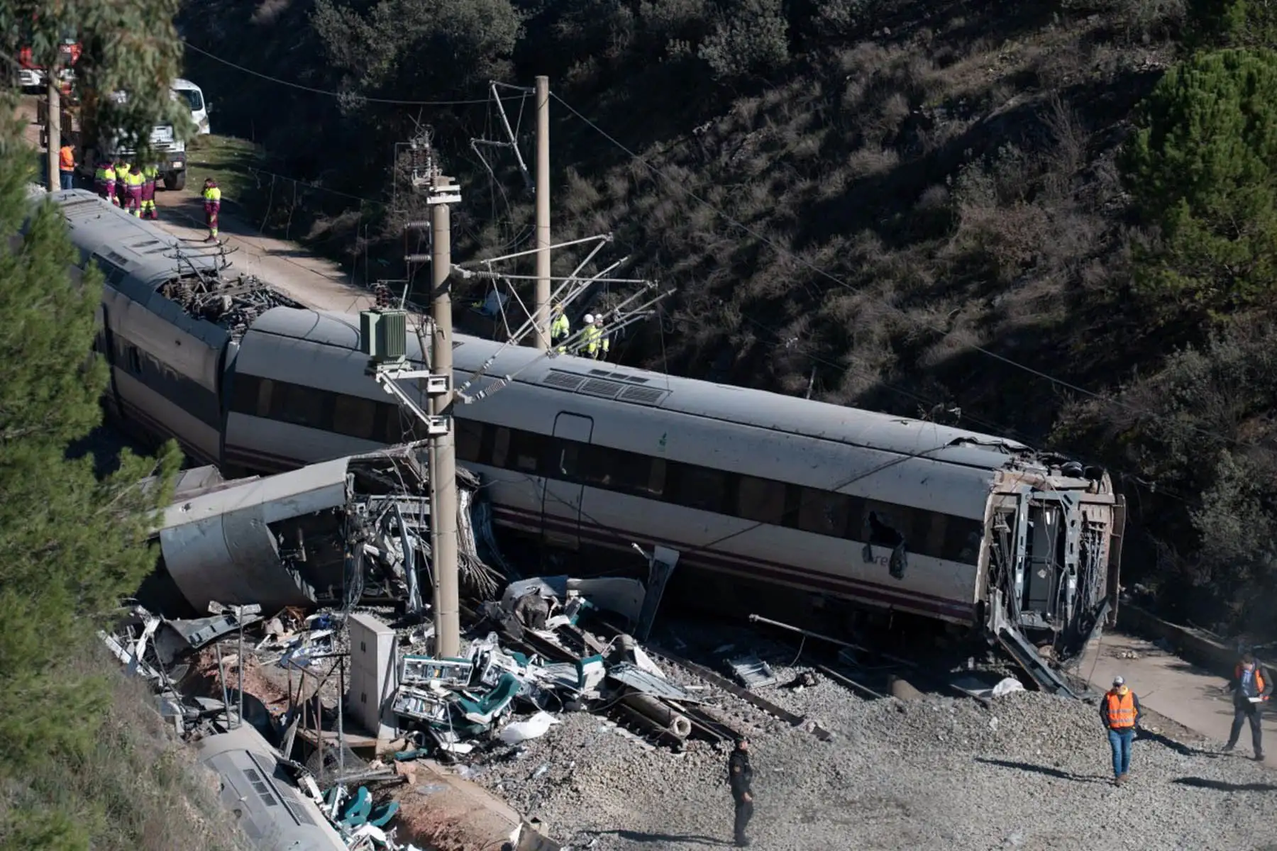 El número de muertos por una colisión de trenes de alta velocidad en el sur de España aumentó a 41, mientras el gobierno prometió una investigación completa sobre sus causas. Foto: AFP
