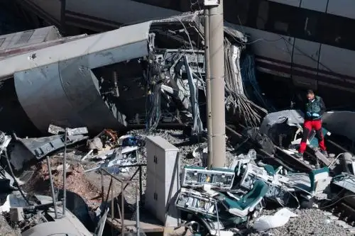 España: asciende a 41 la cifra de muertos tras choque de trenes de alta velocidad