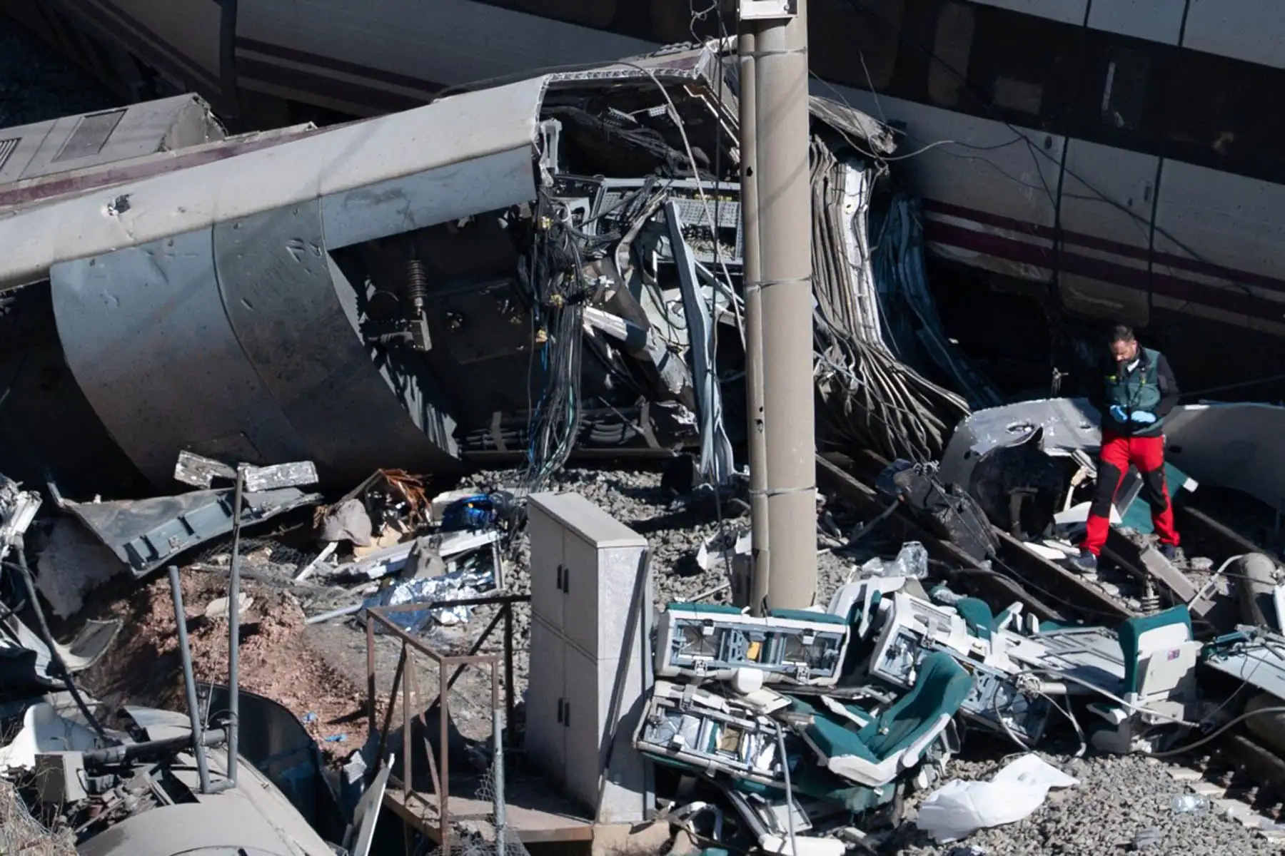 El accidente ocurrido el domingo por la noche es el accidente ferroviario más mortal en España desde 2013, cuando 80 personas murieron después de que un tren se desviara de una sección curva de la vía en las afueras de la ciudad noroccidental de Santiago de Compostela. Foto: AFP