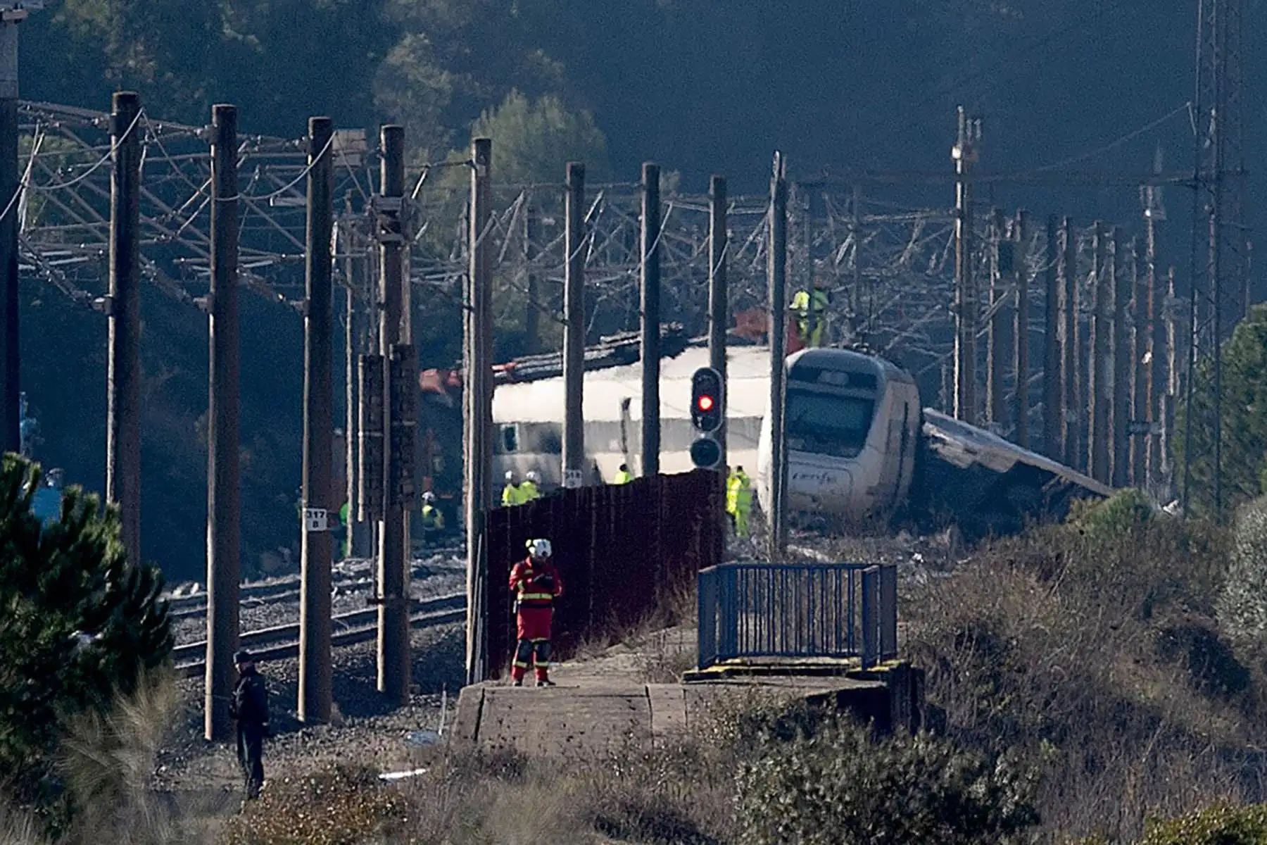 El accidente ocurrido el domingo por la noche es el accidente ferroviario más mortal en España desde 2013, cuando 80 personas murieron después de que un tren se desviara de una sección curva de la vía en las afueras de la ciudad noroccidental de Santiago de Compostela. Foto: AFP