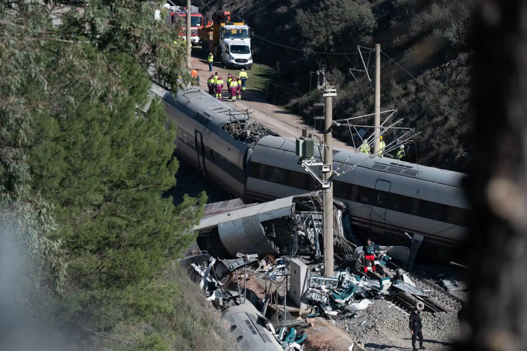 Imágenes aéreas del lugar del accidente obtenidas por la Guardia Civil de España mostraron los dos trenes muy separados, mientras rescatistas con chalecos de neón de alta visibilidad trabajaban cerca. Foto: AFP