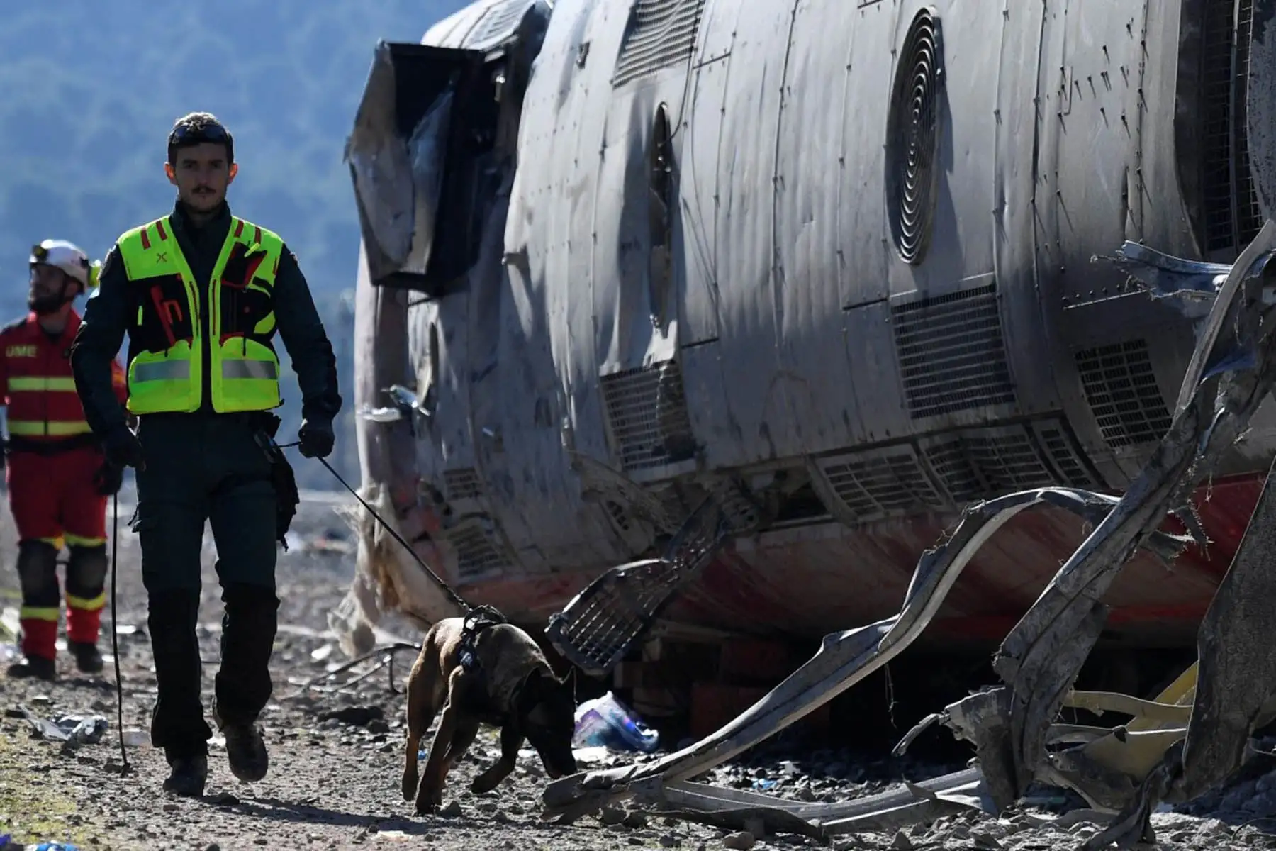 Imágenes aéreas del lugar del accidente obtenidas por la Guardia Civil de España mostraron los dos trenes muy separados, mientras rescatistas con chalecos de neón de alta visibilidad trabajaban cerca. Foto: AFP