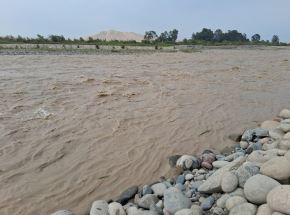 El río Pisco volvió a registrar un incremento en su caudal por las lluvias intensas y alcanzó el umbral rojo, por lo que se emitió una alerta de posibles desbordes. ANDINA/Difusión