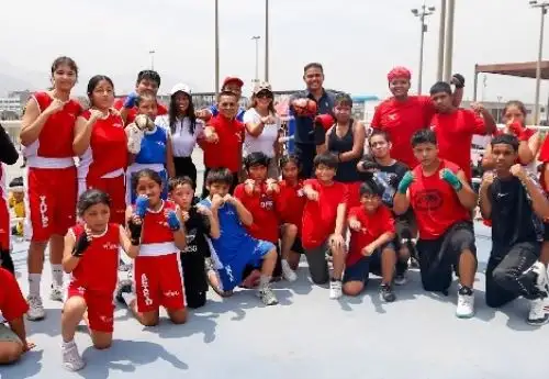 Niños y adolescentes aprenden los primeros secretos del boxeo en la Academia IPD