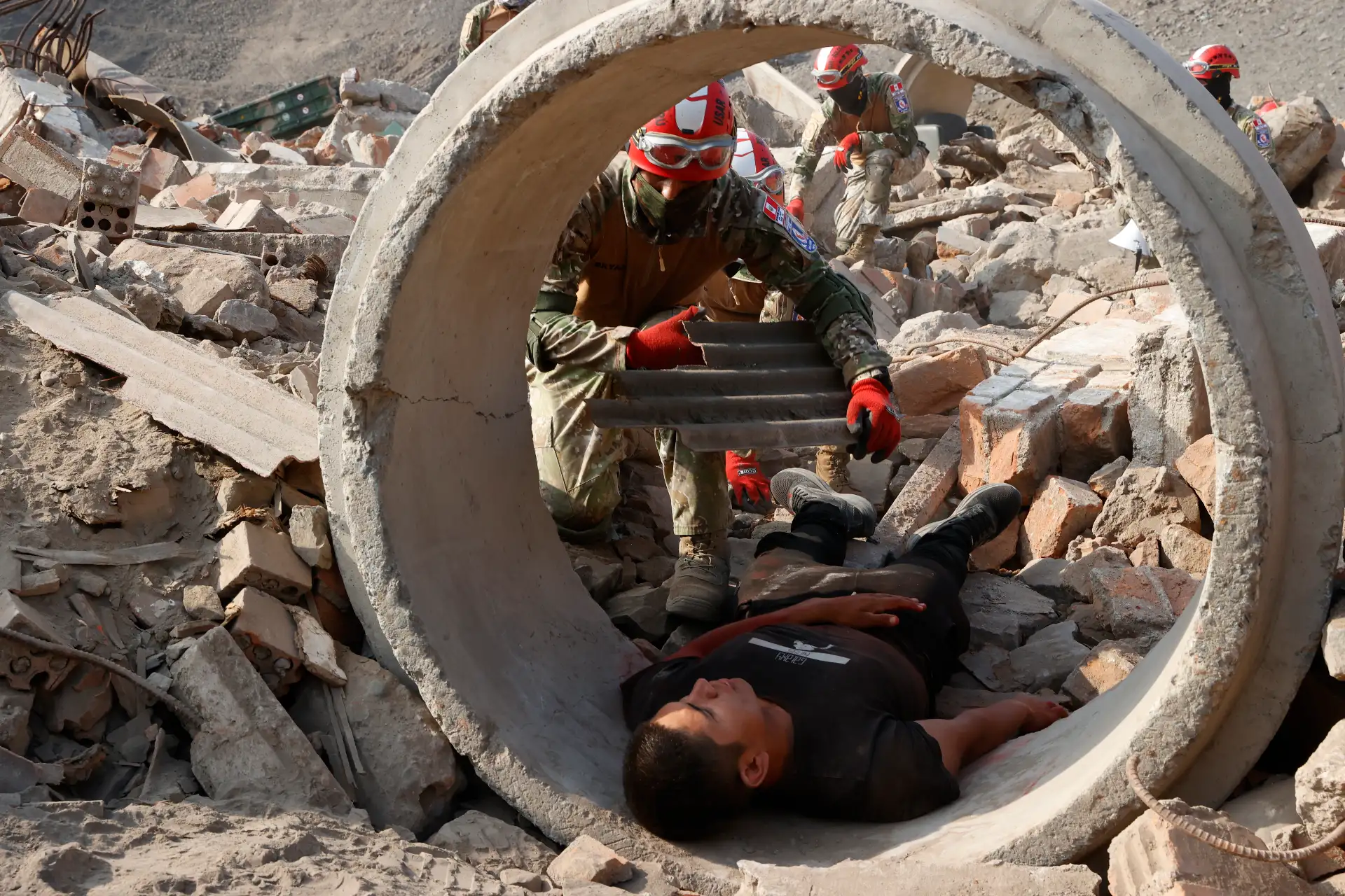 Compañías del Ejército demostraron preparación para actuar frente a desastres.
Las Compañías USAR Bolognesi 1 y Bolognesi 2 del Ejército demostraron la alta preparación que tienen para intervenir en la búsqueda y rescate de personas en estructuras colapsadas.
 Foto: ANDINA/Vidal Tarqui