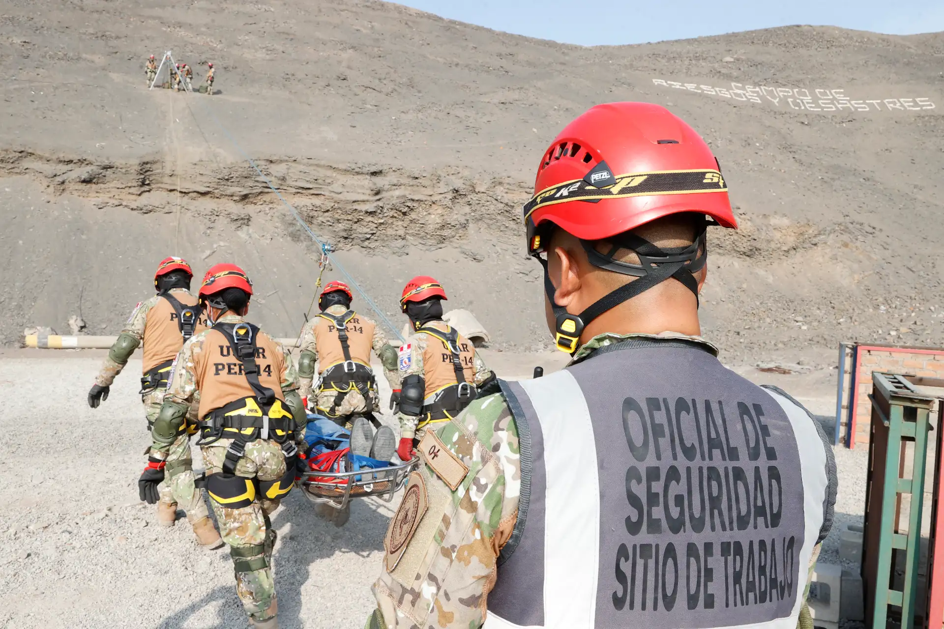 El mayor Óscar Elías Paz, jefe de operaciones del grupo PER-14, explicó que la preparación de los oficiales técnicos y suboficiales del Ejército del Perú que forman parte de estas unidades especializadas es constante en rescate y búsqueda de personas y en primeros auxilios.
Foto: ANDINA/Vidal Tarqui