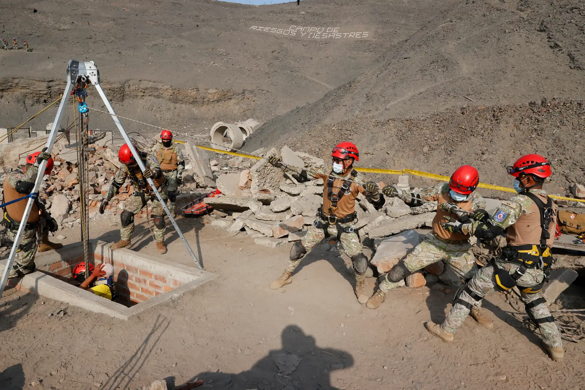 El mayor Óscar Elías Paz, jefe de operaciones del grupo PER-14, explicó que la preparación de los oficiales técnicos y suboficiales del Ejército del Perú que forman parte de estas unidades especializadas es constante en rescate y búsqueda de personas y en primeros auxilios.
Foto: ANDINA/Vidal Tarqui