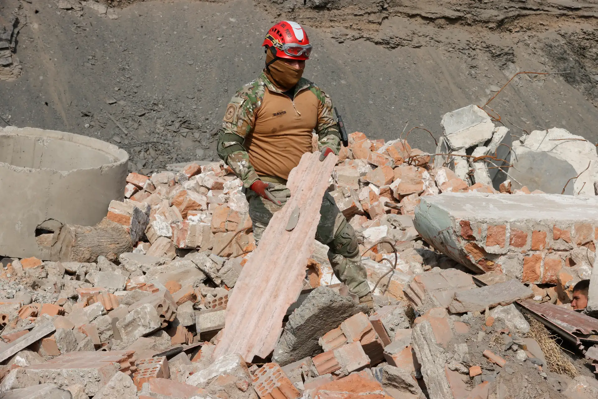 Compañías del Ejército demostraron preparación para actuar frente a desastres.
Las Compañías USAR Bolognesi 1 y Bolognesi 2 del Ejército demostraron la alta preparación que tienen para intervenir en la búsqueda y rescate de personas en estructuras colapsadas.
La operación, se realizó en el cuartel Hoyos Rubios del Rímac.
Foto: ANDINA/Vidal Tarqui
