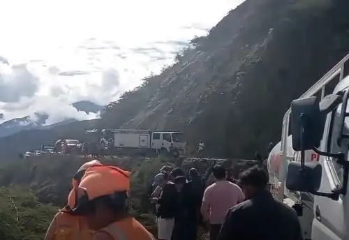 Equipos de rescate se encuentran en la zona donde una camioneta llena de pasajeros cayó esta mañana a un abismo de más de 500 metros en el distrito de Parcoy, en la sierra de La Libertad. ANDINA/Difusión