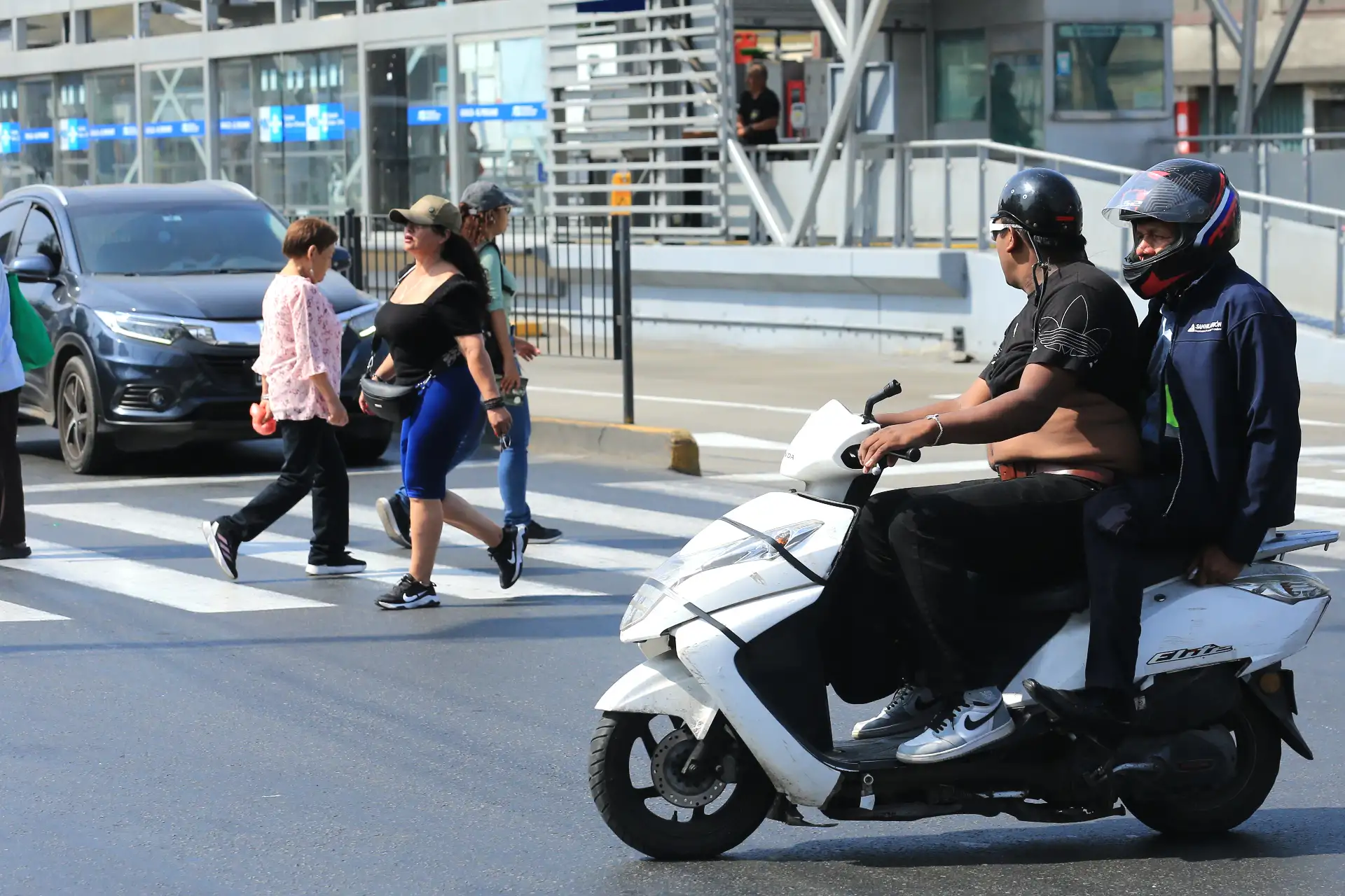 A partir de este miércoles 21 de enero, la Policía Nacional del Perú (PNP) comenzará a imponer sanciones a los motociclistas que circulen con dos personas a bordo en zonas declaradas en estado de emergencia, informó el general Humberto Alvarado López, director de Tránsito, Transporte y Seguridad Vial.
Foto: ANDINA/Héctor Vinces