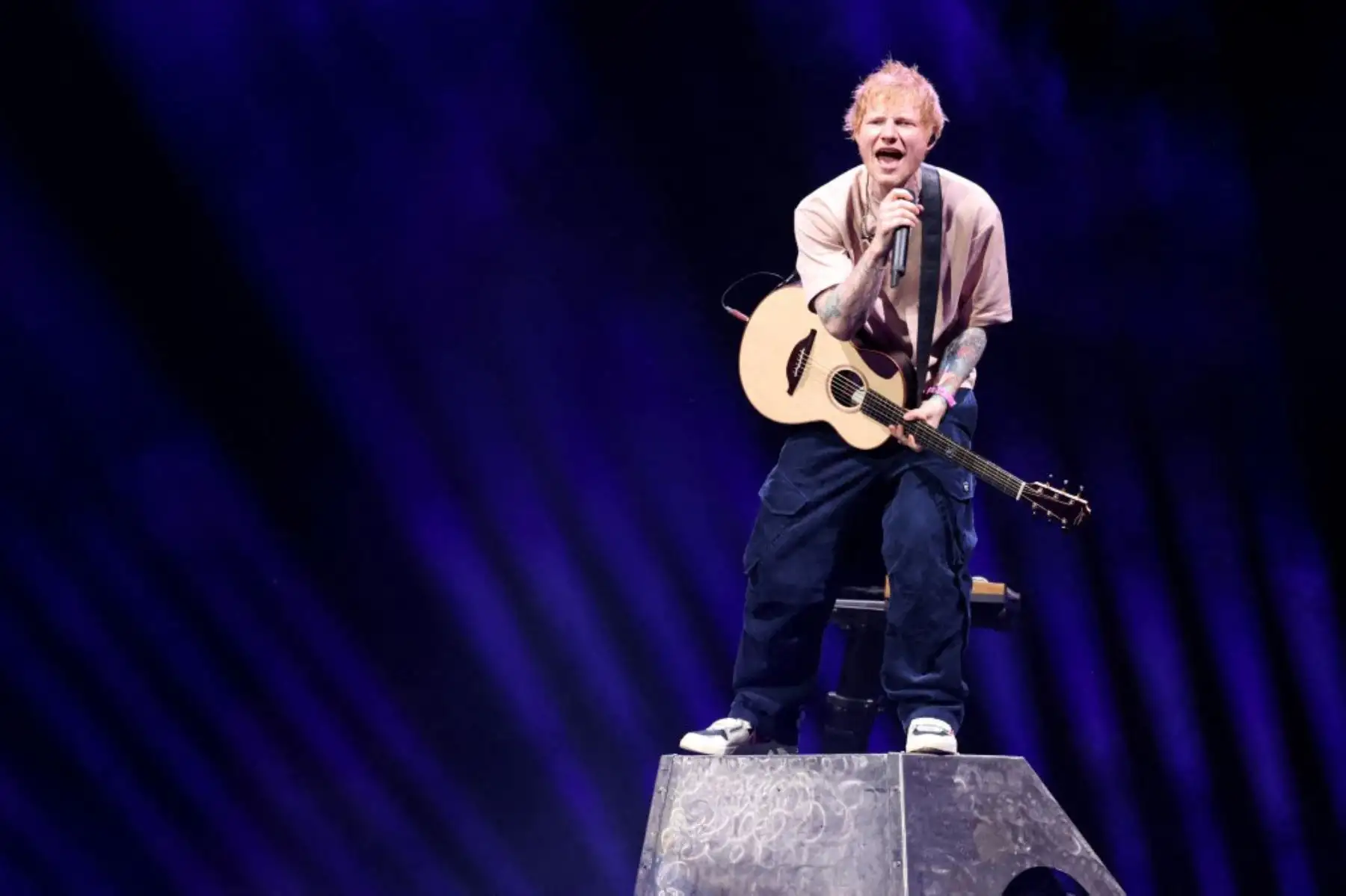 Ed Sheeran regresa a Lima con su “LOOP Tour”, presentándose el 20 de mayo de 2026 en el Estadio Nacional. El cantautor británico ofrecerá un espectáculo inmersivo que combinará sus éxitos globales como “Shape of You”, “Perfect”, “Thinking Out Loud” y “Bad Habits” con temas de su más reciente álbum Play, celebrando su regreso al Perú tras varios años de espera. 
Foto: AFP