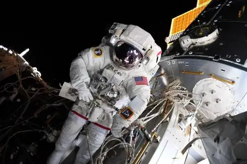 Se espera que la misión rompa el récord de distancia alcanzado por humanos, establecido por la misión Apolo 13, al viajar unos 4.600 kilómetros más allá del lado oculto de la Luna.