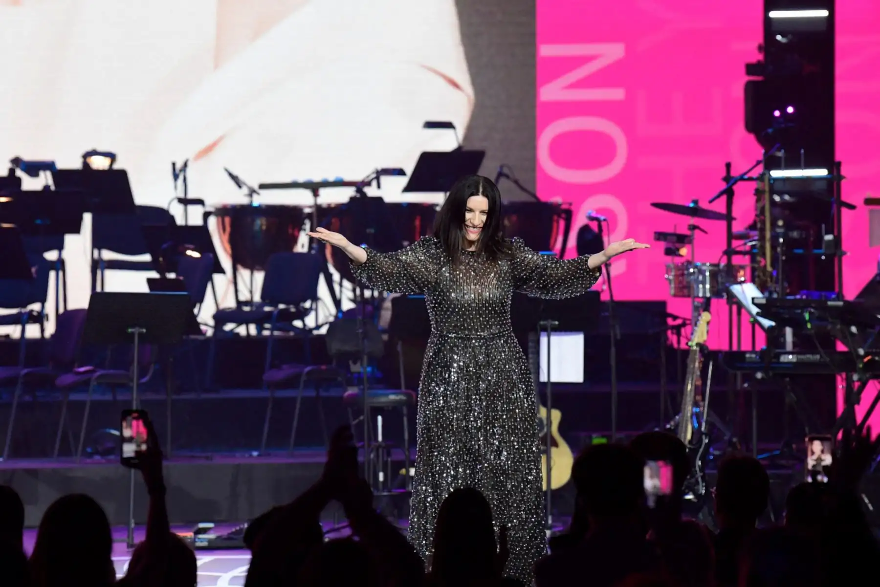 Laura Pausini regresa a Lima con su “Yo Canto World Tour”, presentándose el sábado 18 de abril de 2026 en el Arena 1 de la Costa Verde como parte de su gira internacional que recorre Europa, Estados Unidos y Latinoamérica. La cantante italiana interpretará éxitos como “La solitudine”, “Entre tú y mil mares” y “Víveme”, combinados con temas de su más reciente proyecto, en un espectáculo emotivo para sus seguidores peruanos. Foto: AFP