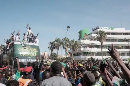 Los jugadores de Senegal fueron recibidos como héroes tras coronarse campeones de la Copa de África al vencer a Marruecos en Rabat