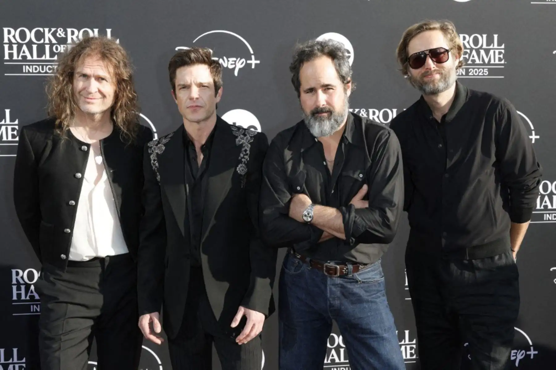 The Killers volverán a Lima como parte de su gira internacional, presentándose el 23 de marzo de 2026 en el Multiespacio Costa 21, en San Miguel. La banda estadounidense de rock alternativo, liderada por Brandon Flowers, promete un espectáculo intenso con sus grandes himnos como “Mr. Brightside”, “Somebody Told Me” y “Shot at the Night”, combinando energía, electrónica y rock en vivo para el público peruano. Foto: AFP