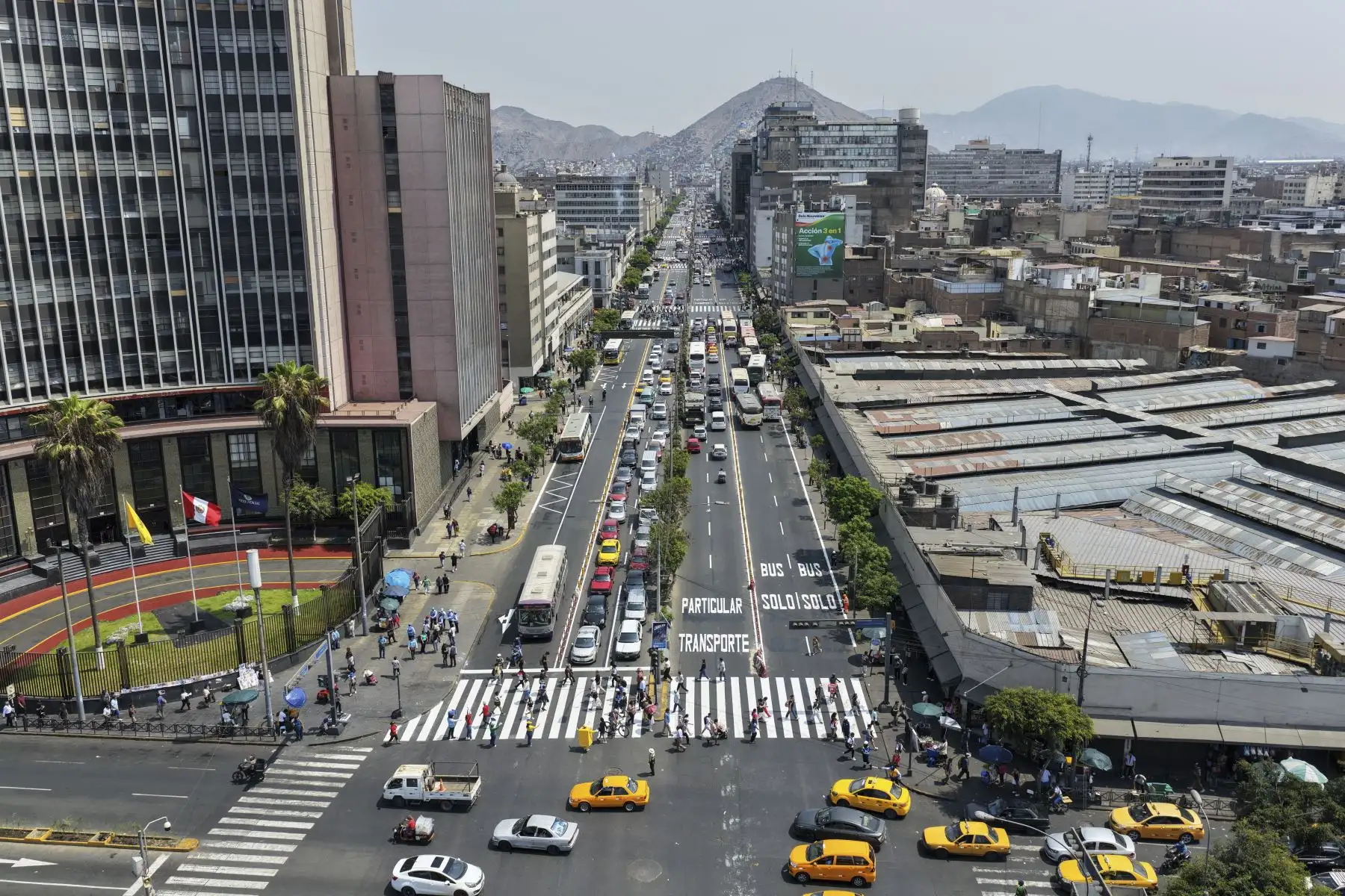 La implementación de la vía exclusiva en la Av. Abancay alcanza 1,2 kilómetros y forma parte de las acciones de ordenamiento del tránsito urbano. Foto: ANDINA/Ricardo Cuba