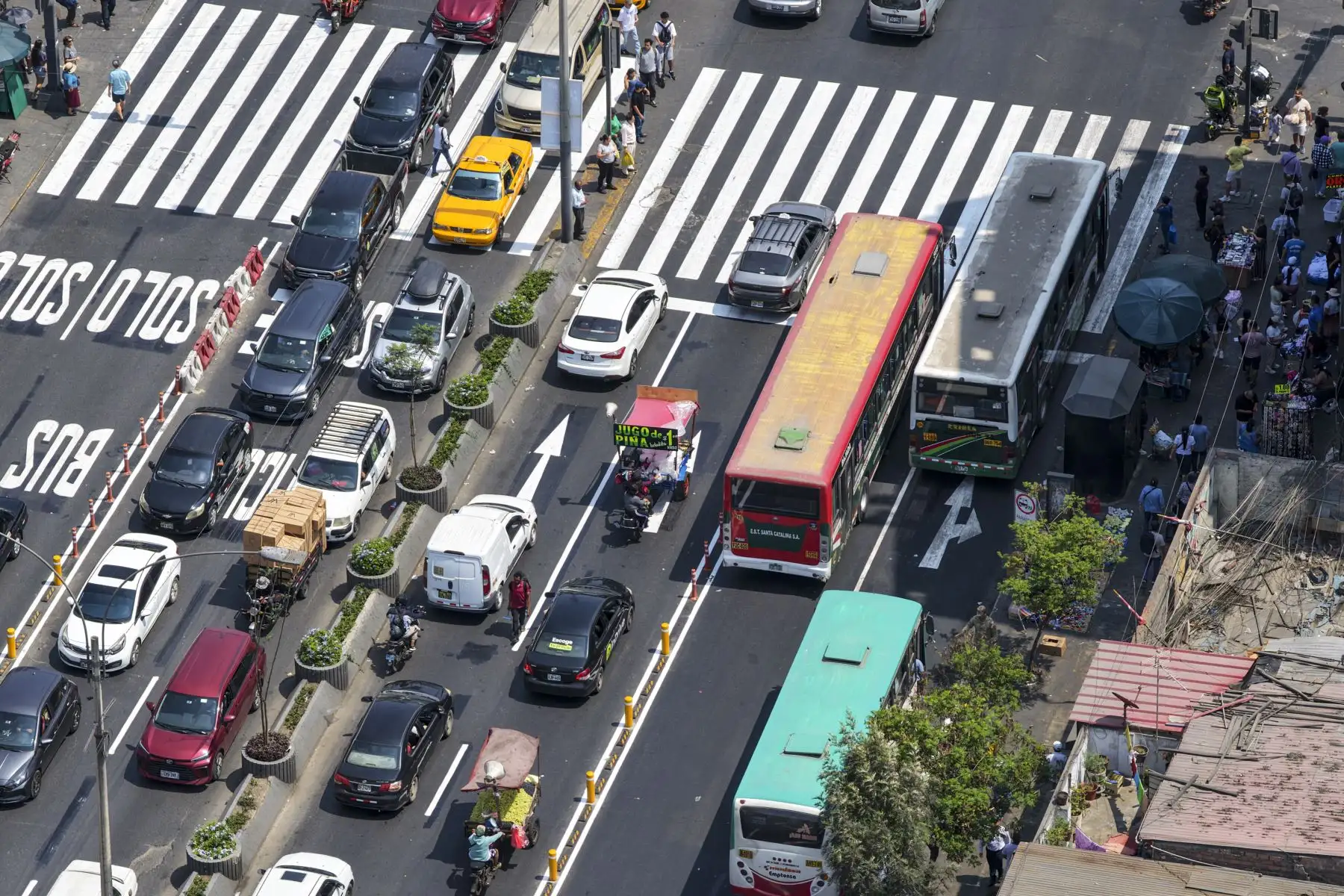 El tramo comprendido entre el jirón Amazonas y la avenida Nicolás de Piérola cuenta ahora con una vía segregada para buses autorizados. Foto: ANDINA/Ricardo Cuba