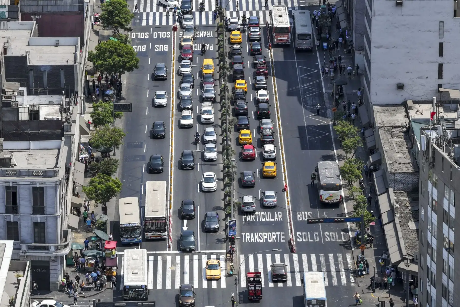 La marcha blanca busca mejorar la fluidez del transporte público en uno de los ejes viales más congestionados del centro histórico. Foto: ANDINA/Ricardo Cuba