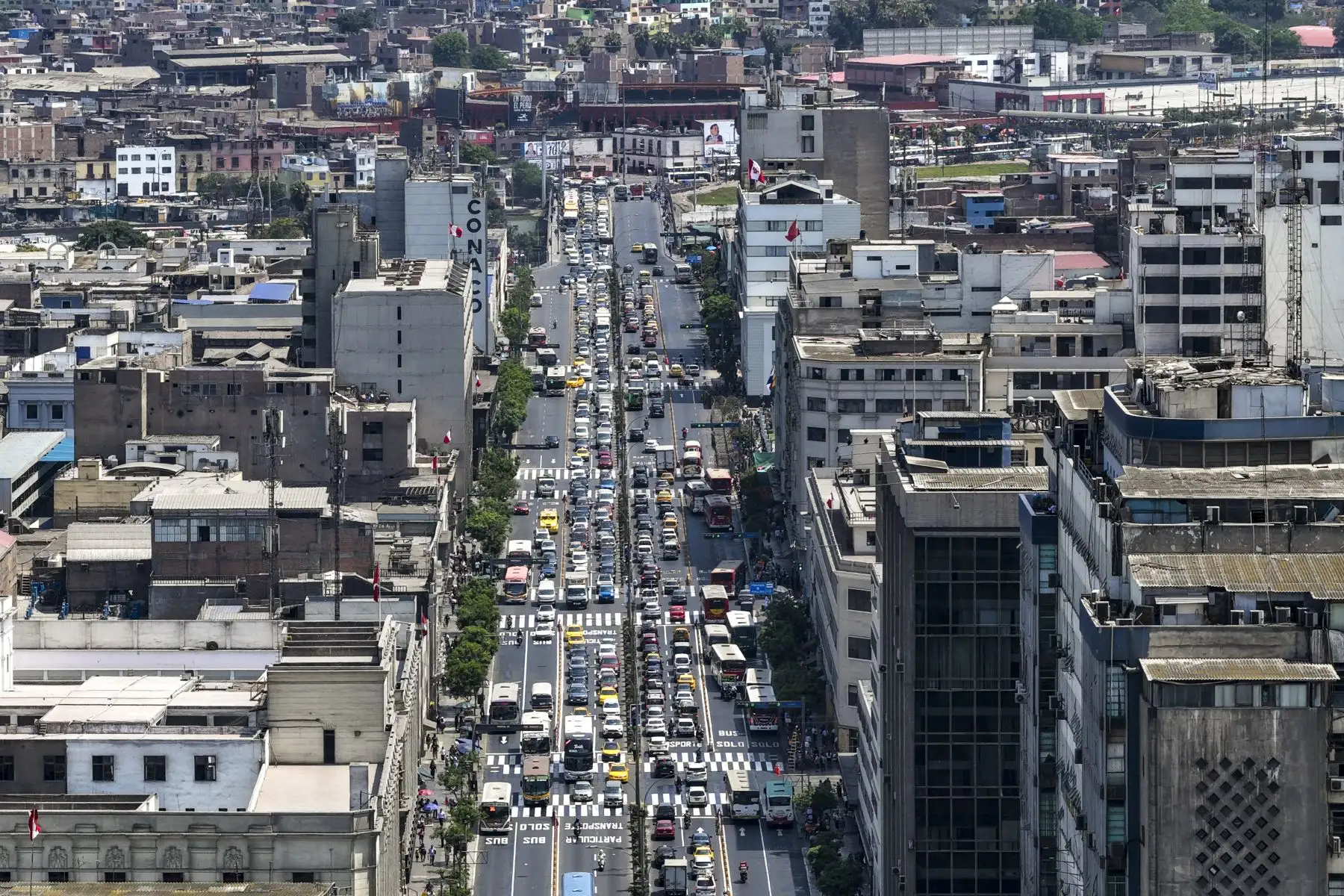 Bolardos metálicos y topellantas delimitan los dos carriles exclusivos por sentido en la Av. Abancay, impidiendo el ingreso de vehículos particulares. Foto: ANDINA/Ricardo Cuba Foto: ANDINA/Ricardo Cuba