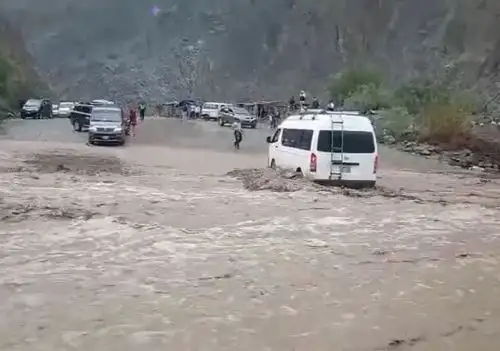 Caída de huaicos por lluvias intensas que se registran en las provincias de Oyón y en las zonas altas de Huaura, en la sierra de Lima, bloquean tramos en la carretera Huacho - Churín. ANDINA/Difusión